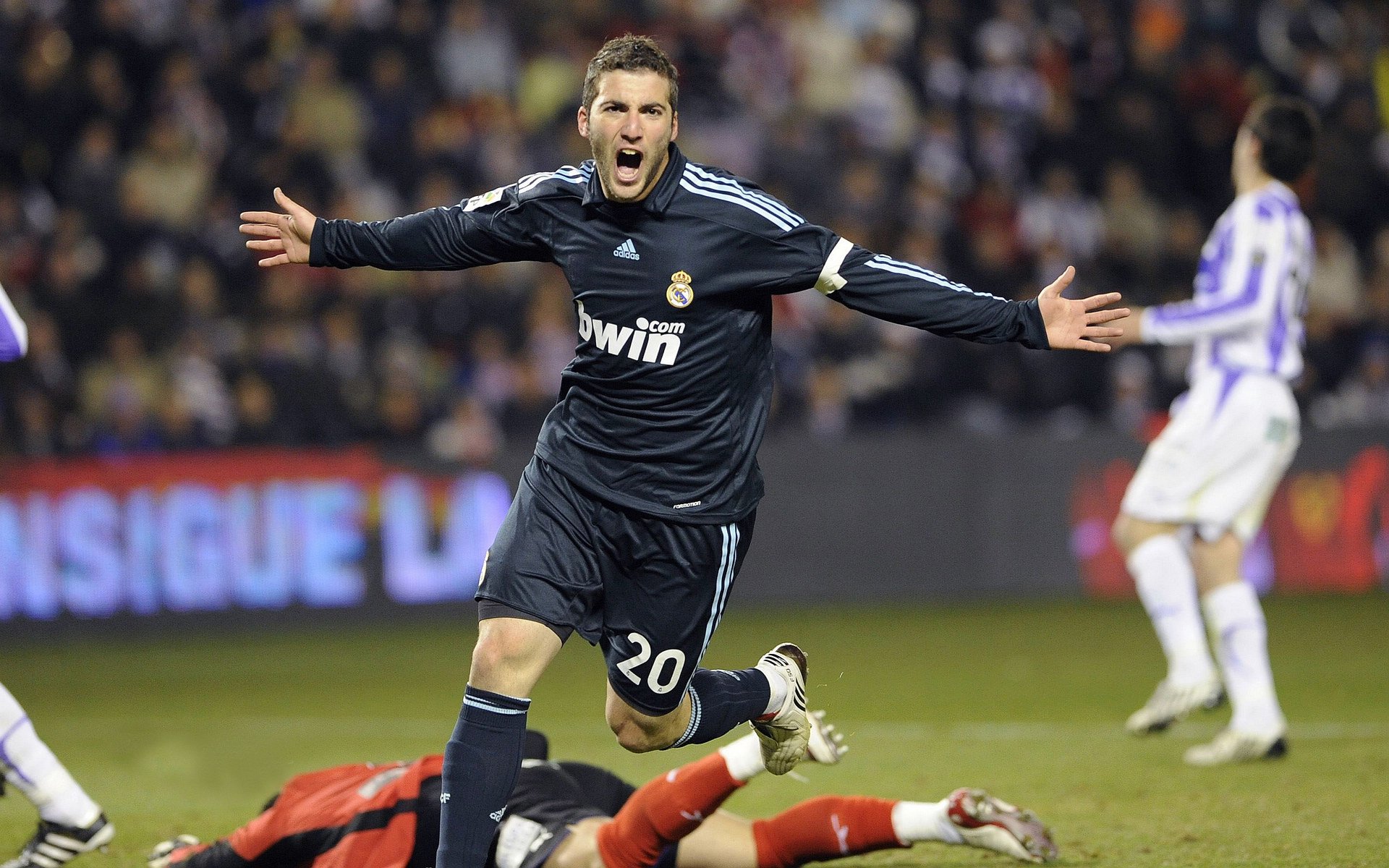 史上最猛烈“冠军争夺战”回顾,激烈无比,最强的冠军